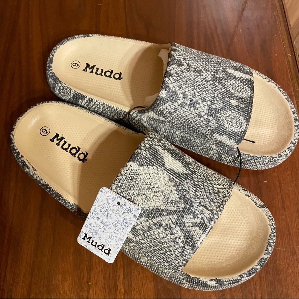 Mudd snakeskin slides 9 NWT